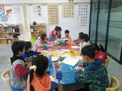 鹽都區潘黃街道旭日社區“復興少年宮” 以美術輔導服務點亮兒童多彩夢想